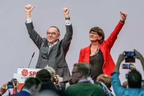 Sieger am Ende eines langen Auswahlverfahrens: die neuen SPD-Bundesvorsitzenden Saskia Esken und Norbert Walter Borjans.