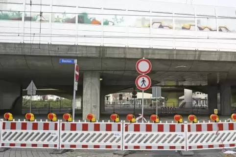 Sperrung unter der Hochstraße Süd.