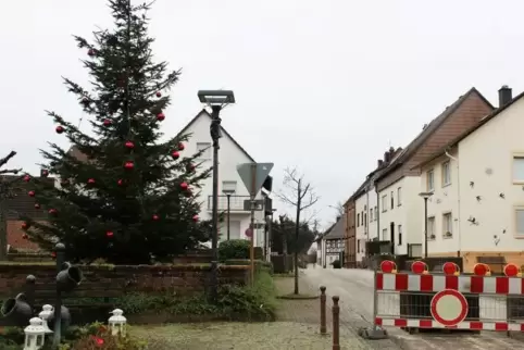 Die Marhöferstraße in Clausen hätte eigentlich zum Nikolaustag fertig sein sollen. Die ausstehenden Pflasterarbeiten sollen nun 