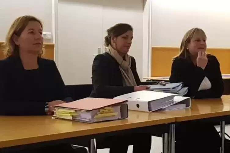 Sagten am Mittwoch als Zeuginnen im Saar-Landtag aus: Die Opferanw&auml;ltinnen Rosetta Puma, Ute Staudacher und Claudia Willger (von