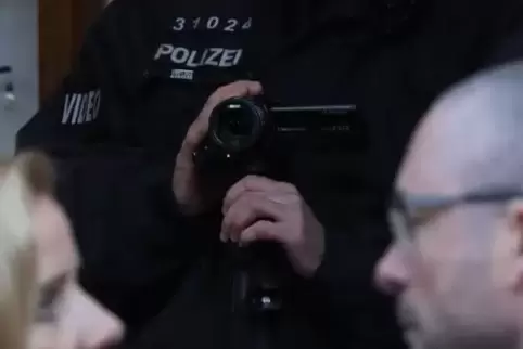 Samstag, 7. Dezember, Stiftsplatz Landau, nach der Demo „Die Stiftskirche stiftet Zusammenhalt“ : Die Polizei filmt. 