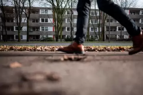 Ein Mann geht an einem Wohnblock im Stadtteil Hassel in Gelsenkirchen vorbei. Sie gilt als „Problemregion Nummer 1"