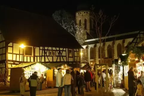 Christkindelmarkt im Schatten der St. Georgskirche. In dieser findet am Sonntag ein Adventskonzert statt.