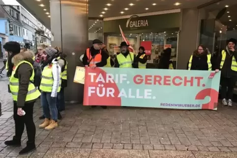 Mit gelben Westen und Transparenten: Warnstreik bei Kaufhof in Speyer.