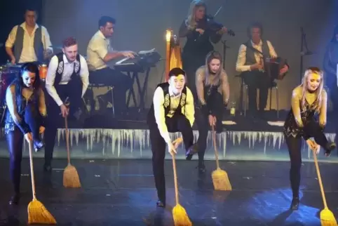 Tanzartistik, angetrieben von der Trommel Bodhrán, zeigen die Danceperados.