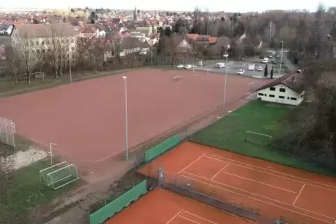 Für den Bürgertreff soll ein Pavillon auf dem Rasenstück bei den Tennisplätzen am Godramsteiner Sportplatz gebaut werden.
