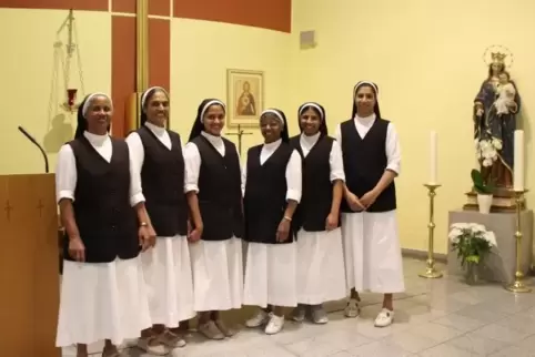 Gruppenbild in der Kapelle (von links): Schwester Jessy, Schwester Secy, Schwester Jeanna, Schwester Lucy, Schwester Pushpa und 