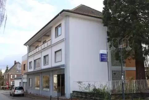 Ein Investor hat die ehemalige Apotheke in der General-Kullmer-Straße gekauft und möchte darin neben Wohnungen Räumlichkeiten fü