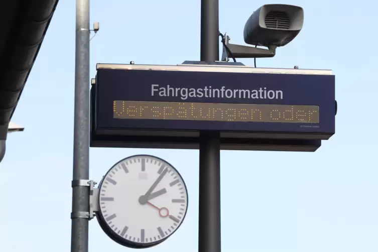 Zerschnittene_Kabel_Zugverkehr_van.JPG