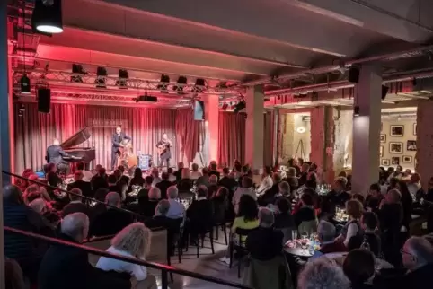 Im September 2018 wurde das Ella & Louis in den Mauern des Rosengartens eröffnet. Unser Bild zeigt ein Konzert von Susan Weinert