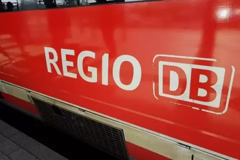 Weil ein Transporter bei Hauenstein in den Gleisbereich gerutscht war, musste die Strecke zwischen Landau und Pirmasens gesperrt