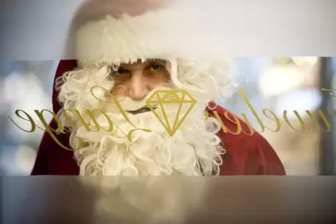 Der „Tatort: Väterchen Frost“ aus Münster spielt an Weihnachten. Ein Entführer (Sascha Alexander Gersak) verkleidet sich darin a