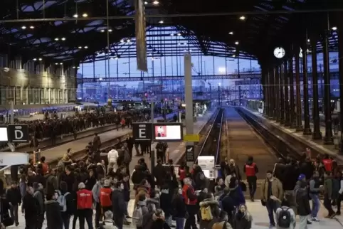 Streik in Frankreich. Reisende warten am Gare de Lyon in Paris auf Züge.