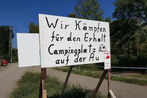 Der Wille der Camper ist klar: Schild an der Einfahrt zum Campinggebiet „Auf der Au“