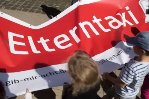 Die Verkehrssituation vor der Dannstadter Grundschule spitzt sich zu. Elterntaxis sind ein Problem.