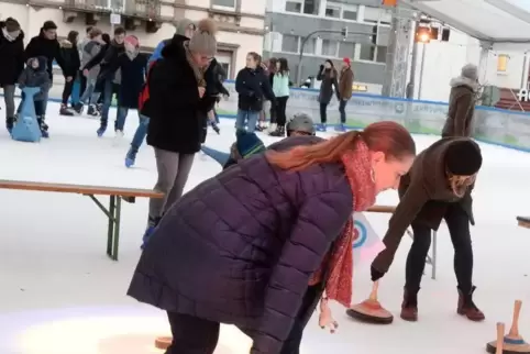 Auch beim Eisstockschießen an den Montagen ist auf der Eisbahn einiges los.