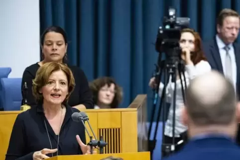 Keine unbegrenzte Redezeit, aber unbequeme Fragen: Ministerpräsidentin Malu Dreyer im Landtag.