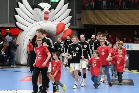 Der Höhepunkt: Schüler der Speyerer Pestalozzischule Hand in Hand mit Handballprofis aus Hannover.
