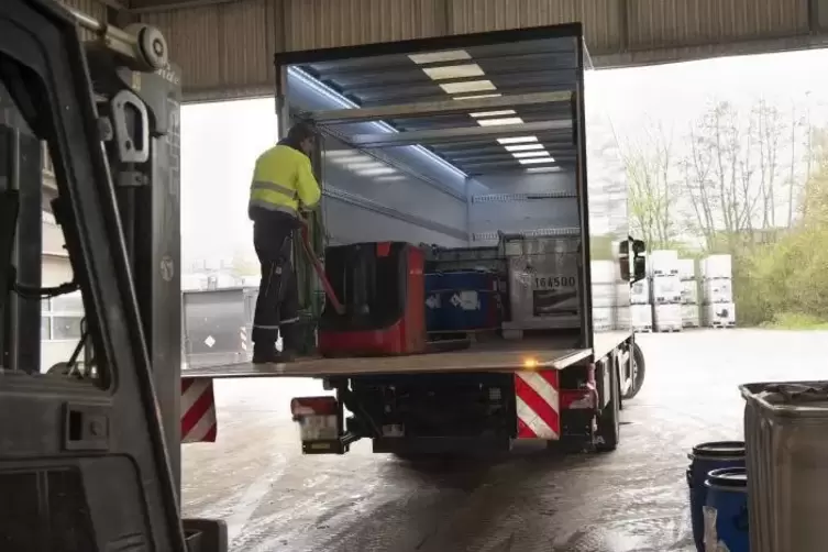 Anlieferung von Sondermüll bei der Firma Süd-Müll in Heßheim. Vor der Halle erstickten im August 2018 zwei Mitarbeiter beim Umfü