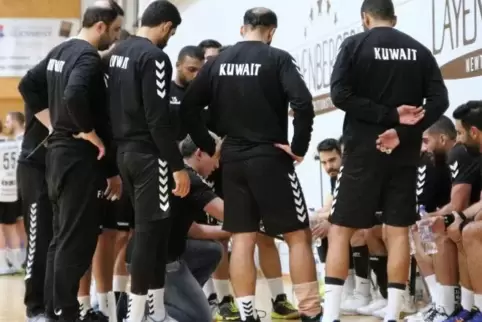 Die Gäste aus dem Morgenland bei einer Taktikbesprechung: Das kuwaitische Nationalteam bestritt am Dienstag ein Freundschaftsspi