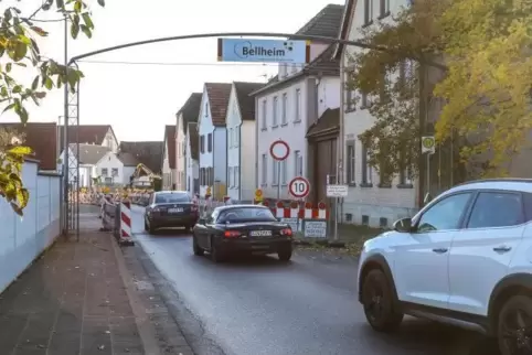 Noch beengt die Baustelle am Ortseingang von Knittelsheim kommend die Hauptstraße. Eine Baustellenampel regelt den Verkehr.