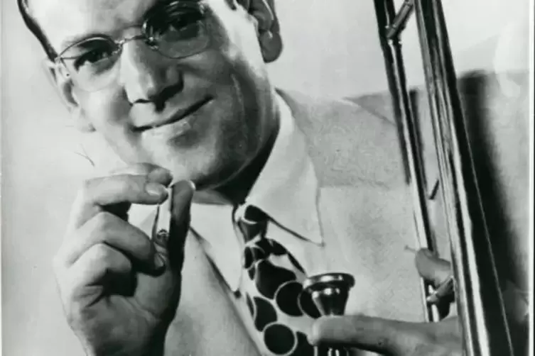 Glenn Miller in den 1940ern, mit Posaune und Zigarette.