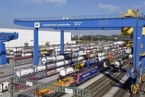 Mit dem Kombiverkehrsterminal ist eine wichtige Logistikeinrichtung der BASF bereits im Norden des Ludwigshafener Werks angesied