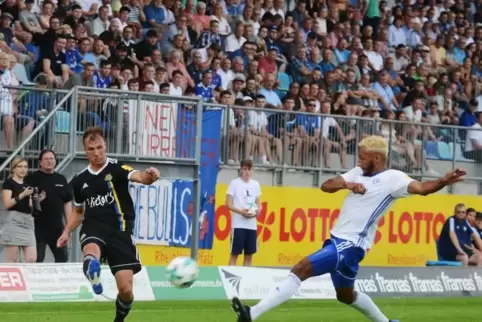 Volle Ränge beim FKP-Heimspiel gegen den 1. FC Saarbrücken. Hier eine Szene mit dem Pirmasenser Salif Cissé (rechts).