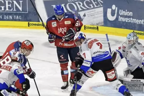 Ben Smith (links, rot) erzielt das 2:0 für die Adler. 