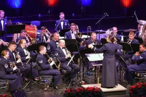 Gestern Abend in der Fruchthalle nach Konzertende frenetisch gefeiert: die USAFE-Band. Den Stab führte Christina M. Moore Urruti