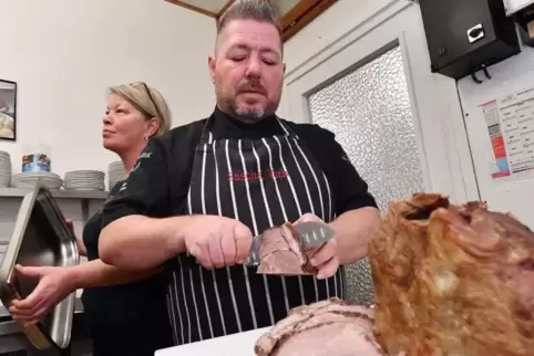 Koch Sascha Veth beim schneiden von Rinderbraten