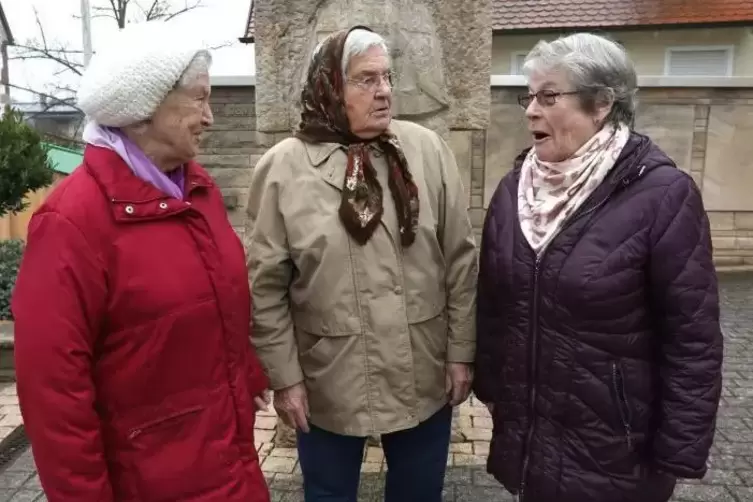 ErinnernWaren an jenem verh&auml;ngnisvollen 18. April mit dabei auf der Hohen Derst: Elfriede Neff (86), Emma Westermann (88) und Hi