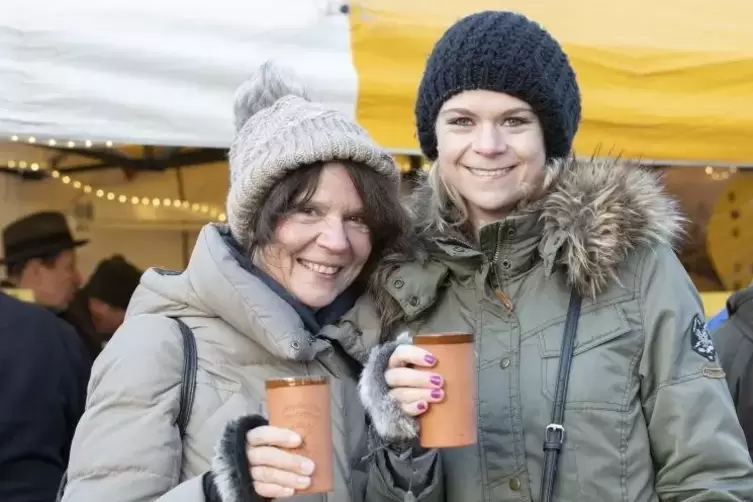 Genießen ein heißes Getränk bei der Eröffnung: Monika Stepf und Laura Bresinski. 