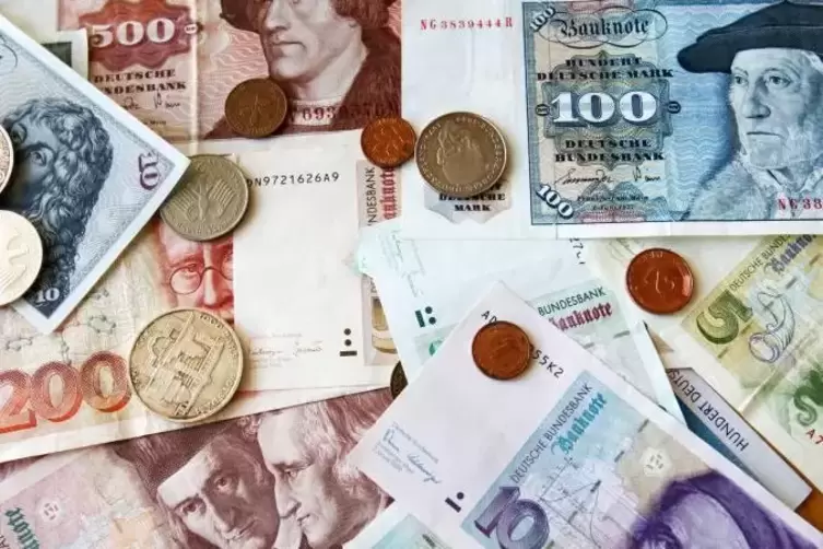 In der Bundesbank-Filiale Rostock liegen D-Mark-Geldscheine und Münzen auf dem Tisch.