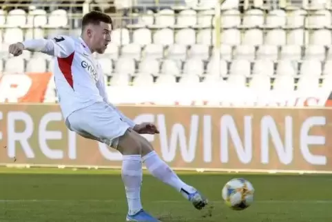 Christian Kühlwetter, der beste Lauterer, erzielt das 2:1 für den FCK.