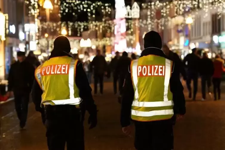 Die Polizei auf dem Weihnachtsmarkt in Speyer. 