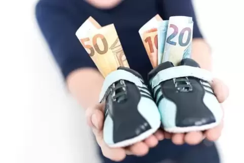 Sparen von Kindesbeinen an: Wer früh Geld für den Nachwuchs beiseite legt, kann das Finanzpolster später für die Finanzierung de