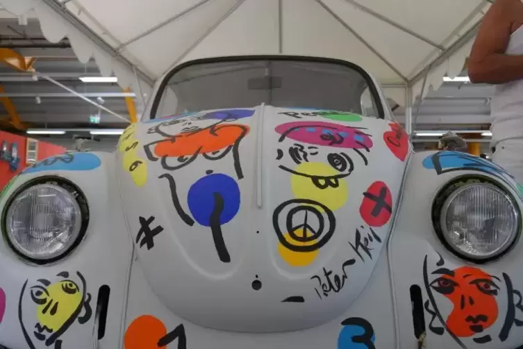 Leuchtende Farben auf einem hellgrau grundierten Porsche &ndash; seit August war Peter Robert Keil am Werk. Der Richtpreis f&uuml;r das Aut
