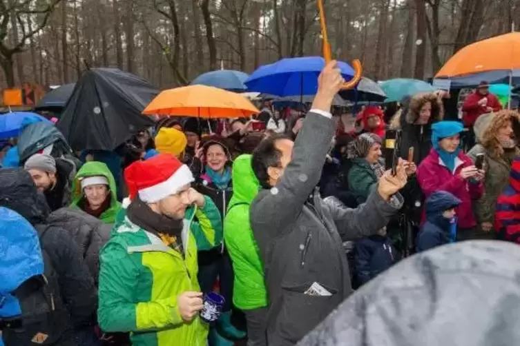 Buntes V&ouml;lkchen: Eingefleischte Fans kamen am Sonntag trotz Regen und Wind zur Waldweihnacht.