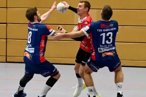 Bruderstreit um den Ball: Fabian Hauck (links) vom TSV Iggelheim stellt sich Rodalbens Top-Torschütze Kevin Hauck entgegen. Rech