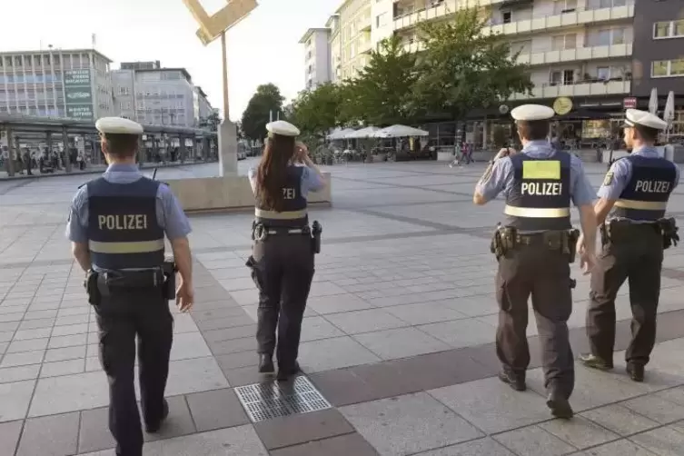 Eines der Projekte von Litz: Schichtmodelle für die Polizei. Das Bild zeigt eine Streife am Berliner Platz.