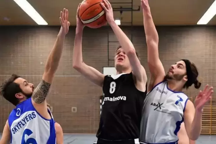 Florian Schimmer (Nr. 8) war bester Punktesammler der TSG.