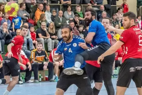 Der geht rein. Von links Felix Kunz, Meshari Abbas, Moh Algharabli, der trifft, hinten Fabian Graap, rechts Peter Steuer beim „L