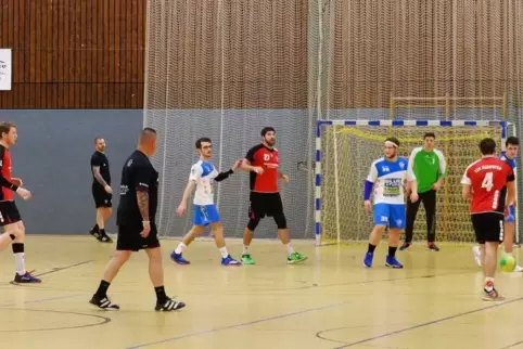 Foto mit Seltenheitswert: In der 48. Spielminute hatten nach sechs Zeitstrafen kurz hintereinander beide Teams jeweils nur noch 