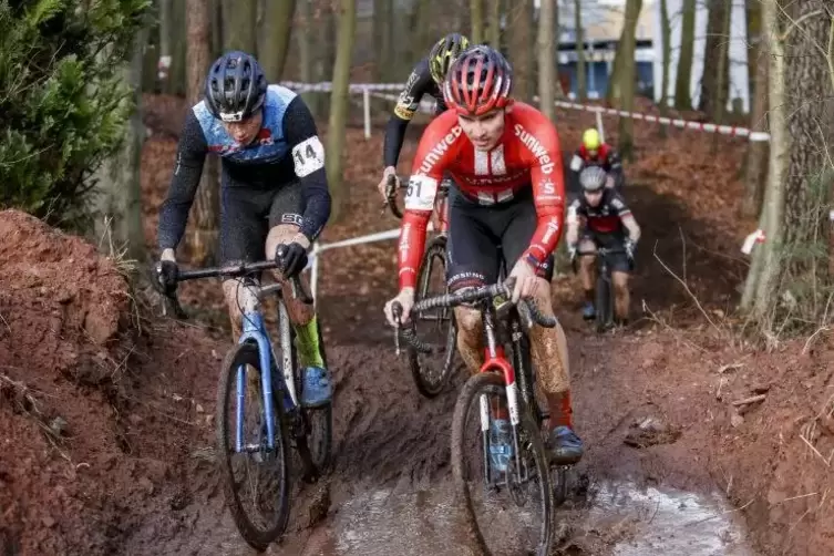 Über Stock und Stein und durch morastige Wasserpfützen: Niklas Märkl (rechts) im Duell mit einem Konkurrenten im Eliterennen.