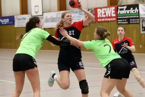 Die Entscheiderin: Ulla Eppel (am Ball) von der HSG Lingenfeld/Schwegenheim.