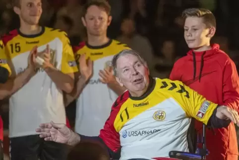 Handball-Legende Joachim Deckarm führte den symbolischen Anwurf aus.