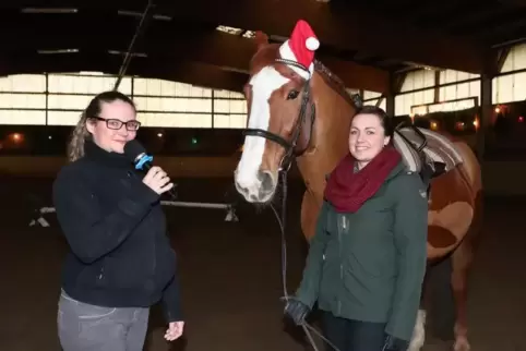 Hat nicht nur das Mikrofon in Griff: Jasmin Klemke (links) mit Claudia Melchior und dem Weihnachtspferd.