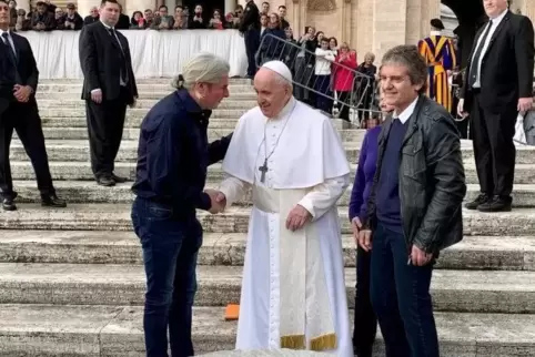 Johannes Heibel (rechts) und Bruno Harich übergeben Papst Franziskus den „Mahnenden Mühlstein“. Der Stein hat danach einen Platz