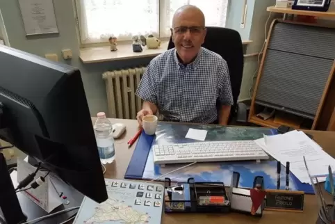 Hinter seinem Schreibtisch im Ortsvorsteherbüro: Antonio Priolo kann nur zeitweise dort sein, informiert sich aber täglich über 